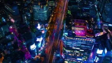 Shibuya Tokyo 'nun neon kasabasının gece görüntüsü. Yüksek açı geniş açı.
