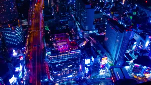 Shibuya Tokyo 'nun neon kasabasının gece görüntüsü. Yüksek açı geniş açı. — Stok video