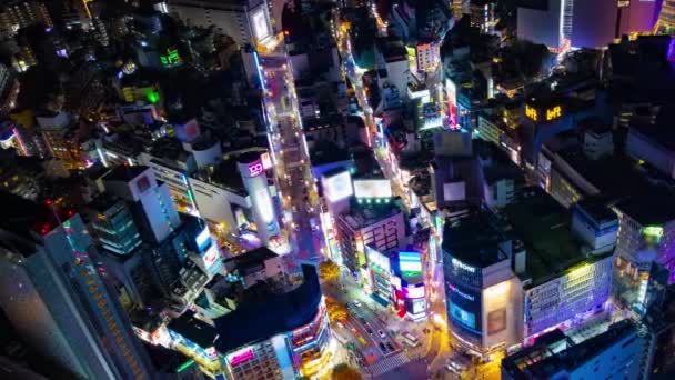 Ein nächtlicher Zeitraffer der Neon-Stadt in Shibuya überquert Hochwinkel-Weitwinkelschwenk — Stockvideo