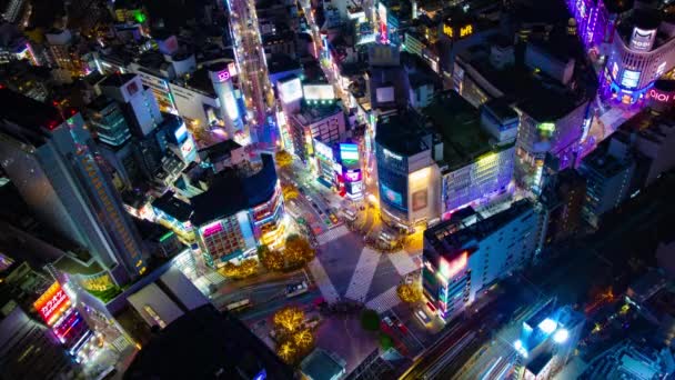 Ein nächtlicher Zeitraffer der Neonstadt in Shibuya, die Weitwinkel überquert — Stockvideo