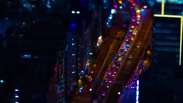 Een avond timelapse van de miniature rijweg bij de stedelijke stad in Tokio hoge hoek kantelen — Stockvideo