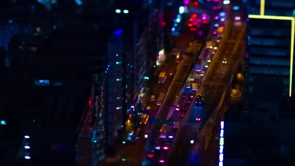Ночной хронометраж миниатюрного шоссе в городе Токио с высоким углом наклона. — стоковое видео