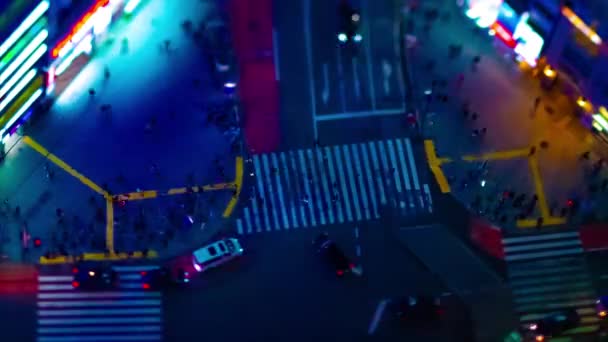 渋谷のネオン街でのミニチュア交差点の夜のタイムラプス — ストック動画