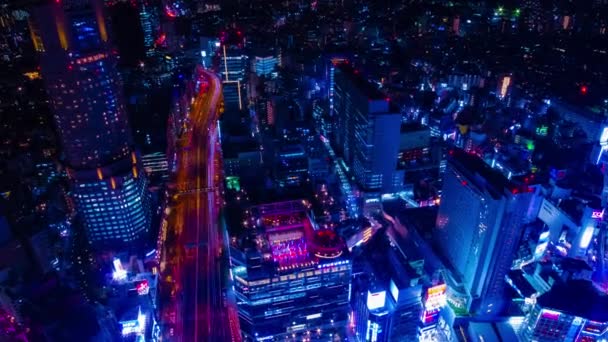 Ein nächtlicher Zeitraffer der Neon-Stadt in Shibuya Tokyo Weitwinkel-Zoom — Stockvideo