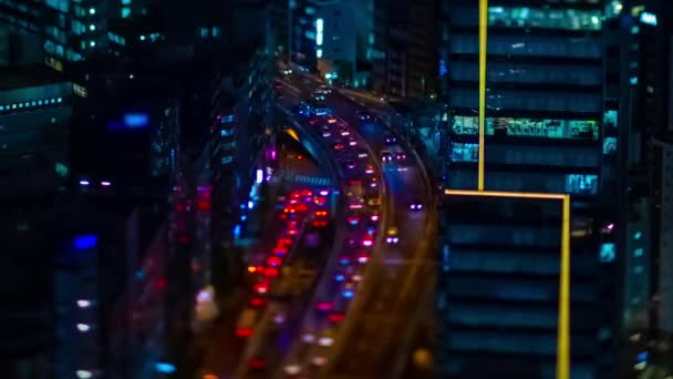 Nocny timelapse miniaturowej szosy na miejskim mieście w Tokio wysoki kąt tiltshit panning — Wideo stockowe