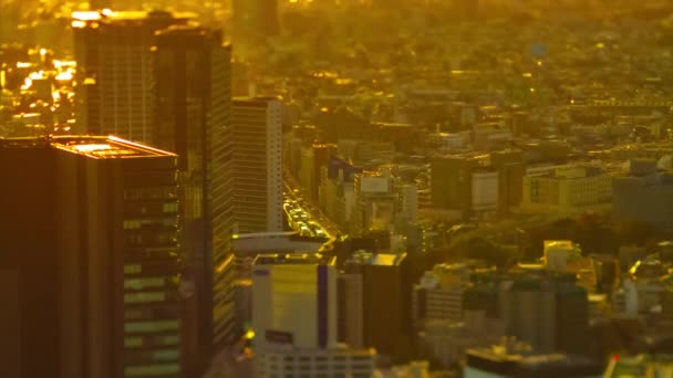 Un coucher de soleil timelapse du paysage urbain miniature à Tokyo basculement inclinaison grand angle — Video