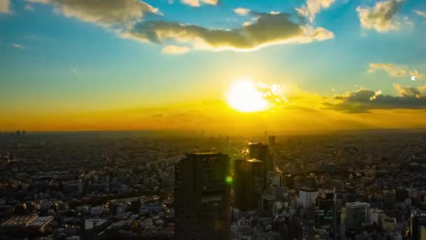 Ein Zeitraffer bei Sonnenuntergang mit Stadtpanorama in Tokio Weitwinkel-Kamerafahrten — Stockvideo