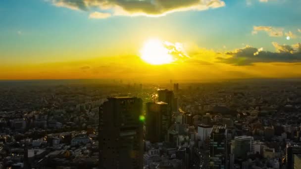 Een zonsondergang timelapse van panoramisch stedelijk stadsbeeld in Tokio hoge hoek brede shot zoom — Stockvideo