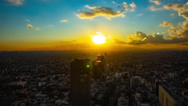 Uma timelapse do pôr do sol da paisagem urbana panorâmica em Tóquio tiro de ângulo alto de largura — Vídeo de Stock