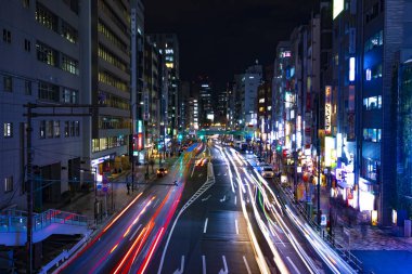 Shibuya Tokyo 'da bir gece neon caddesi.