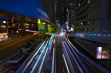 Shibuya Tokyo 'da bir gece neon caddesi.