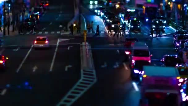 Une chronométrage nocturne de la rue miniature néon à Shibuya Tokyo basculement panoramique — Video