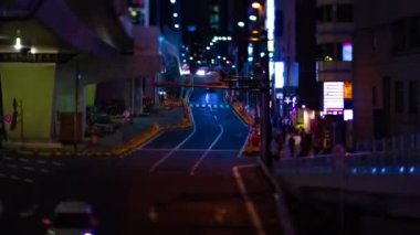 Shibuya Tokyo 'daki minyatür neon sokağının gece vardiyası.
