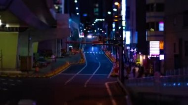 Shibuya Tokyo 'daki minyatür neon sokağının gece zoom' u.