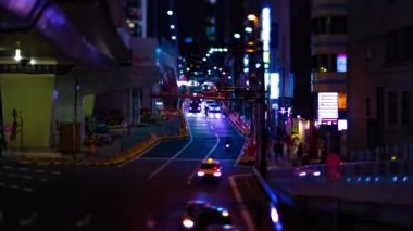 Shibuya Tokyo 'daki minyatür neon sokağının gece vardiyası.