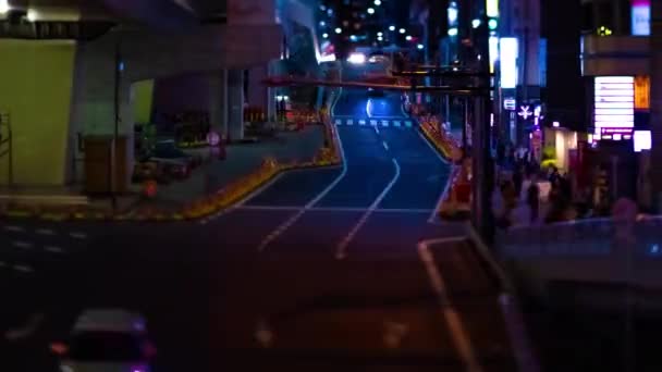 Нічний темпелапс мініатюрної неонової вулиці в Шібуя Токіо. — стокове відео