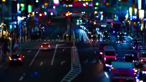 Az éjszakai időeltolódás a miniatűr neon utcában Shibuya Tokyo tilshift billenés — Stock videók