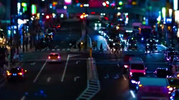 Uma cronologia noturna da rua de néon em miniatura em Shibuya Tokyo tiltshift zoom — Vídeo de Stock