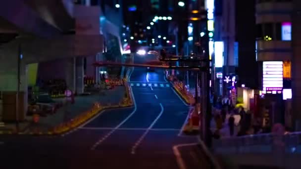 Un timelapse nocturno de la calle de neón en miniatura en Shibuya Tokyo tiltshift zoom — Vídeo de stock