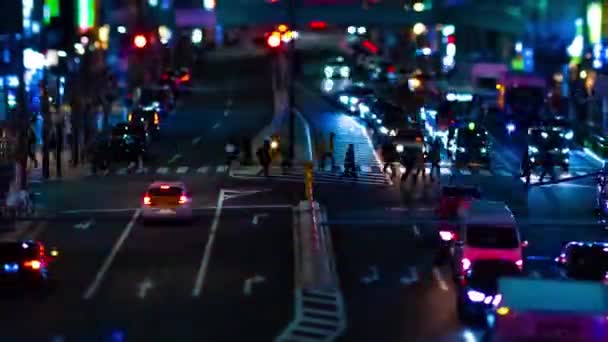 Un timelapse notturno della strada al neon in miniatura a Shibuya Tokyo tiltshift zoom — Video Stock