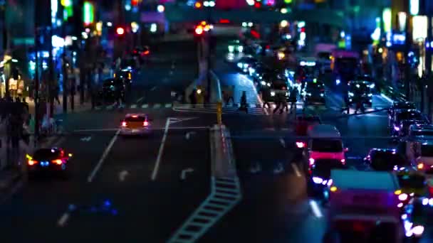 Un timelapse notturno della strada al neon in miniatura a Shibuya Tokyo tiltshift — Video Stock