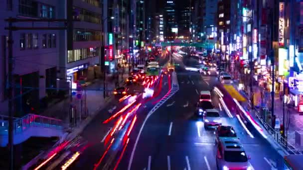 Noční čas z neonové ulice v centru v Shibuya Tokyo široký záběr pánve — Stock video