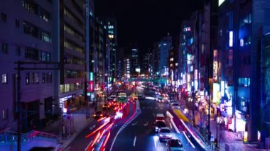 Shibuya Tokyo şehir merkezindeki neon sokağının gece görüntüsü.