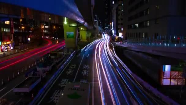 Um timelapse da noite da rua do neon no centro da cidade em Shibuya Tokyo inclinação de tiro largo — Vídeo de Stock