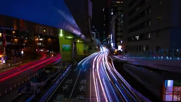 En natt timelapse av neon gatan i centrum i Shibuya Tokyo bred skott zoom — Stockvideo