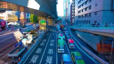 Shibuya Tokyo 'daki şehir caddesinin gündüz kuşağındaki çekim zamanı.