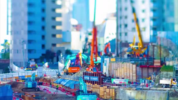 Een tijdspanne van bewegende miniatuurkranen bij de in aanbouw zijnde tiltshift — Stockvideo