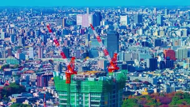 En timelapse av rörliga kranar på toppen av byggnaden i Tokyo hög vinkel långskott zoom — Stockvideo