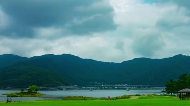 Un timelapse di cielo nuvoloso vicino al lago Kawaguchi panning colpo largo diurno — Video Stock