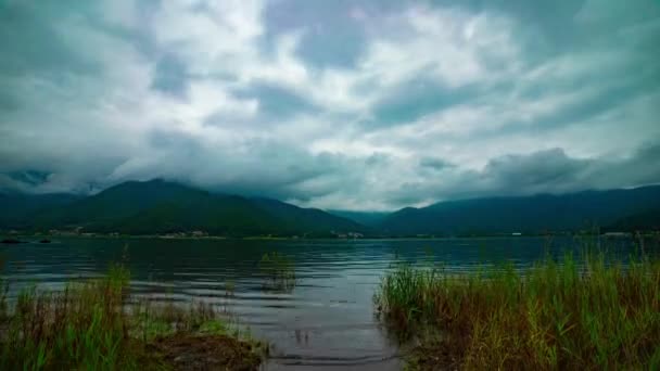 Ένα timelapse συννεφιασμένο ουρανό κοντά Kawaguchi λίμνη ημέρα ευρύ πλάνο κλίση — Αρχείο Βίντεο