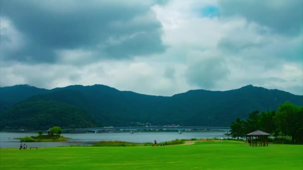 Uma timelapse de céu nublado perto de Kawaguchi lago diurno ampla inclinação tiro — Vídeo de Stock