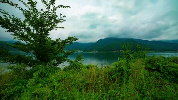 Un timelapse de cielo nublado cerca del lago Kawaguchi de gran inclinación de tiro diurno — Vídeos de Stock