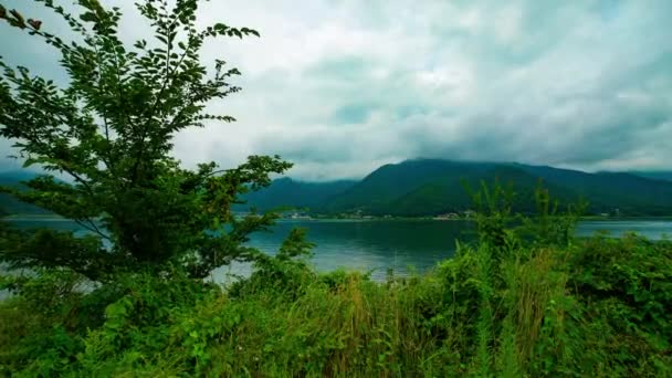 Um timelapse do céu nublado perto do lago Kawaguchi zoom de tiro largo diurno — Vídeo de Stock