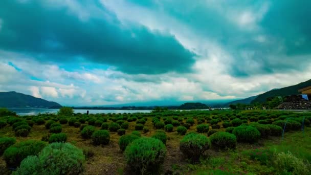 Um timelapse do céu nublado perto do lago Kawaguchi zoom de tiro largo diurno — Vídeo de Stock