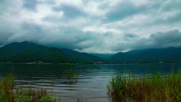 Kawaguchi 호수 근처 구름낀 하늘 낮에 넓은 샷 확대 — 비디오