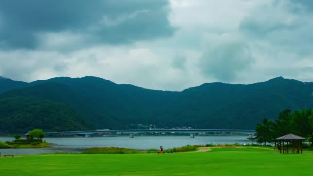 Um timelapse do céu nublado perto do lago Kawaguchi zoom de tiro largo diurno — Vídeo de Stock