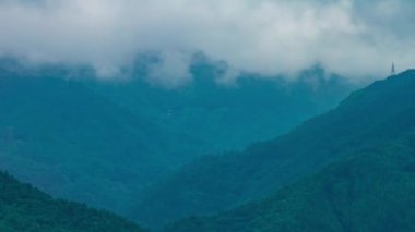 Dağda gündüz vakti bulutlu bir gökyüzü zaman çizelgesi.