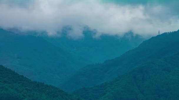 Uma timelapse de céu nublado perto da montanha durante o dia zoom de longo alcance — Vídeo de Stock