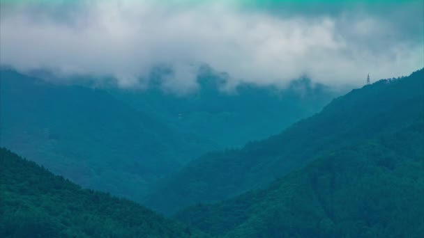 A timelapse do céu nublado perto da montanha durante o dia tiro longo — Vídeo de Stock