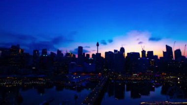 Sydney 'deki Darling Limanı' nda güneşin doğuş saati geniş açılı çekim alanı.