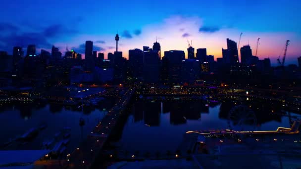 Východ slunce čas zálivu v Darling Harbour v Sydney vysoký úhel široký záběr pánve — Stock video