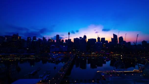 Un lever de soleil timelapse de la région de la baie au port de Darling à Sydney grand angle inclinaison — Video