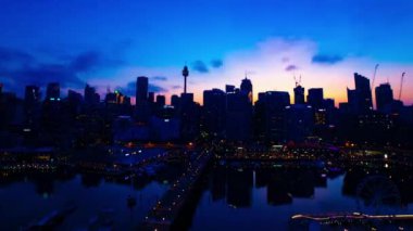 Sydney 'deki Darling Limanı' nda güneşin doğuş saati geniş açılı zoom.