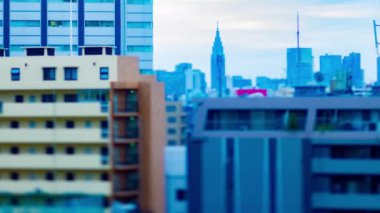 Tokyo 'daki kentsel kentte alacakaranlık minyatür zaman kayması yüksek açılı eğim kayması