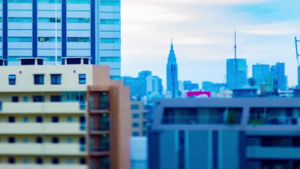 Un timelapse en miniatura al atardecer en la ciudad urbana de Tokio inclinación de alto ángulo — Vídeo de stock