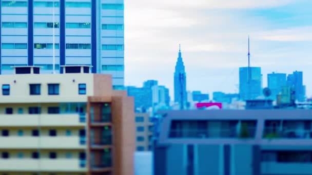 Сумерки миниатюрный временной график в городском городе в Токио высокий угол наклона зум — стоковое видео